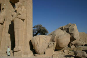 Foto de estátua colossal desmoronada no Ramesseum, templo funerário do faraó Ramessés II