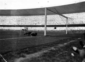 Foto do goleiro Moacir Barbosa levando o gol histórico do lateral Alcides Ghiggia no estádio do Maracanã em 1950
